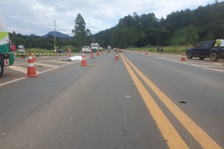 Motociclista morre em acidente após tentar atravessar trevo na região