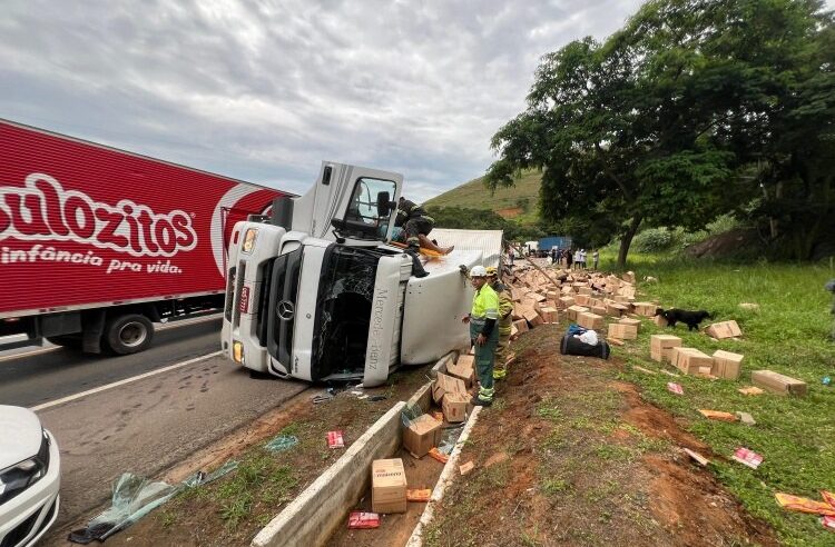 Carreta carregada de macarrão e biscoito tomba na BR-116 em Muriaé