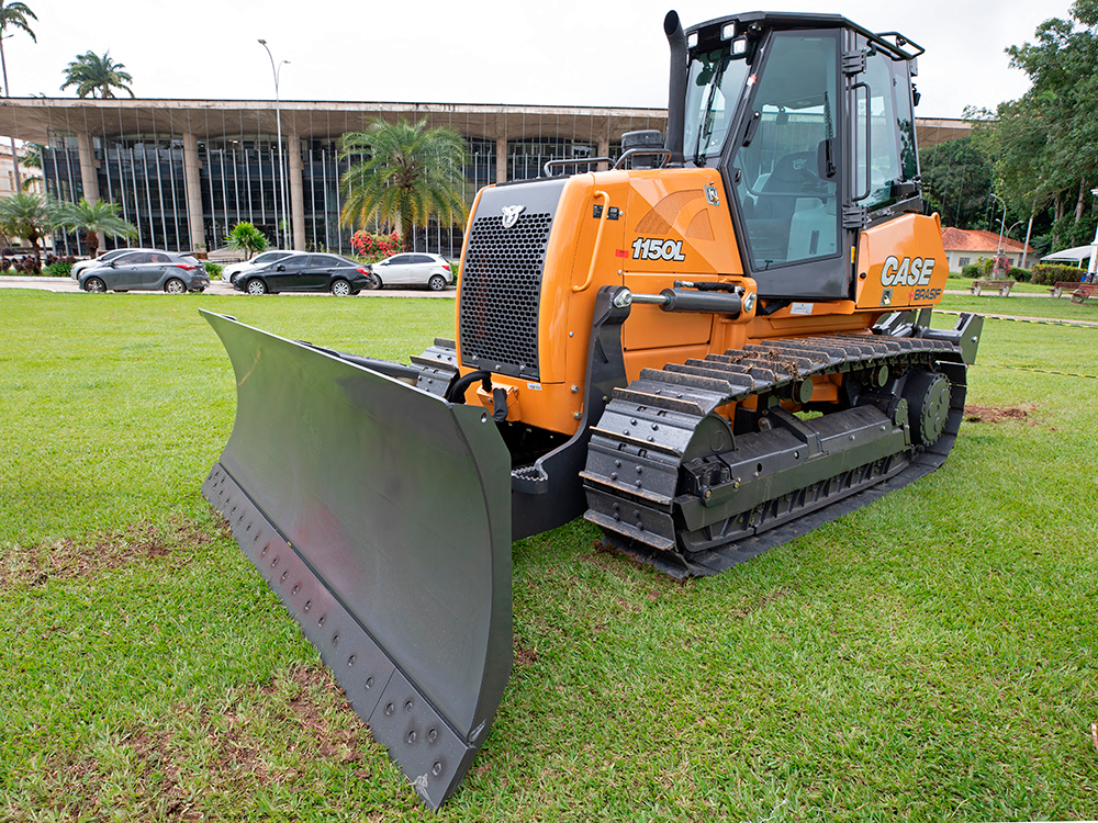 UFV adquire novo trator de esteira; veículo será usado na preservação de áreas verdes