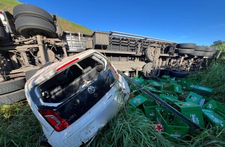 Duas carretas tombam em menos de 12h na mesma curva, na BR-116