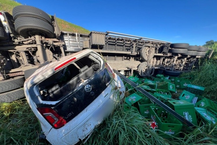 Duas carretas tombam em menos de 12h na mesma curva, na BR-116
