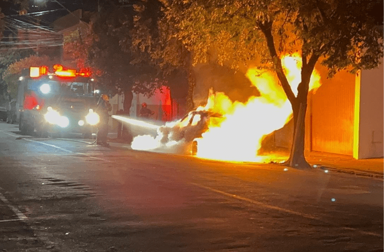 Veículo é destruído por incêndio possivelmente criminoso, em Muriaé