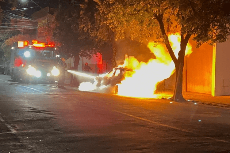 Veículo é destruído por incêndio possivelmente criminoso, em Muriaé