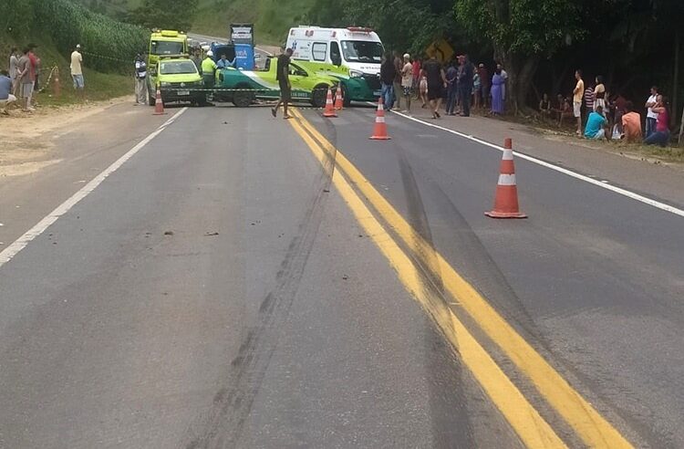 Acidente na BR-116 entre carro e motocicleta deixa criança morta e idoso gravemente ferido