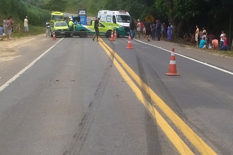 Acidente na BR-116 entre carro e motocicleta deixa criança morta e idoso gravemente ferido