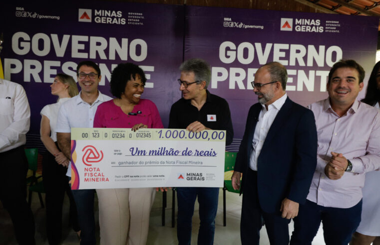 Ponte Nova: Zema entrega cheque de R$ 1 milhão para ganhadora do Nota Fiscal Mineira