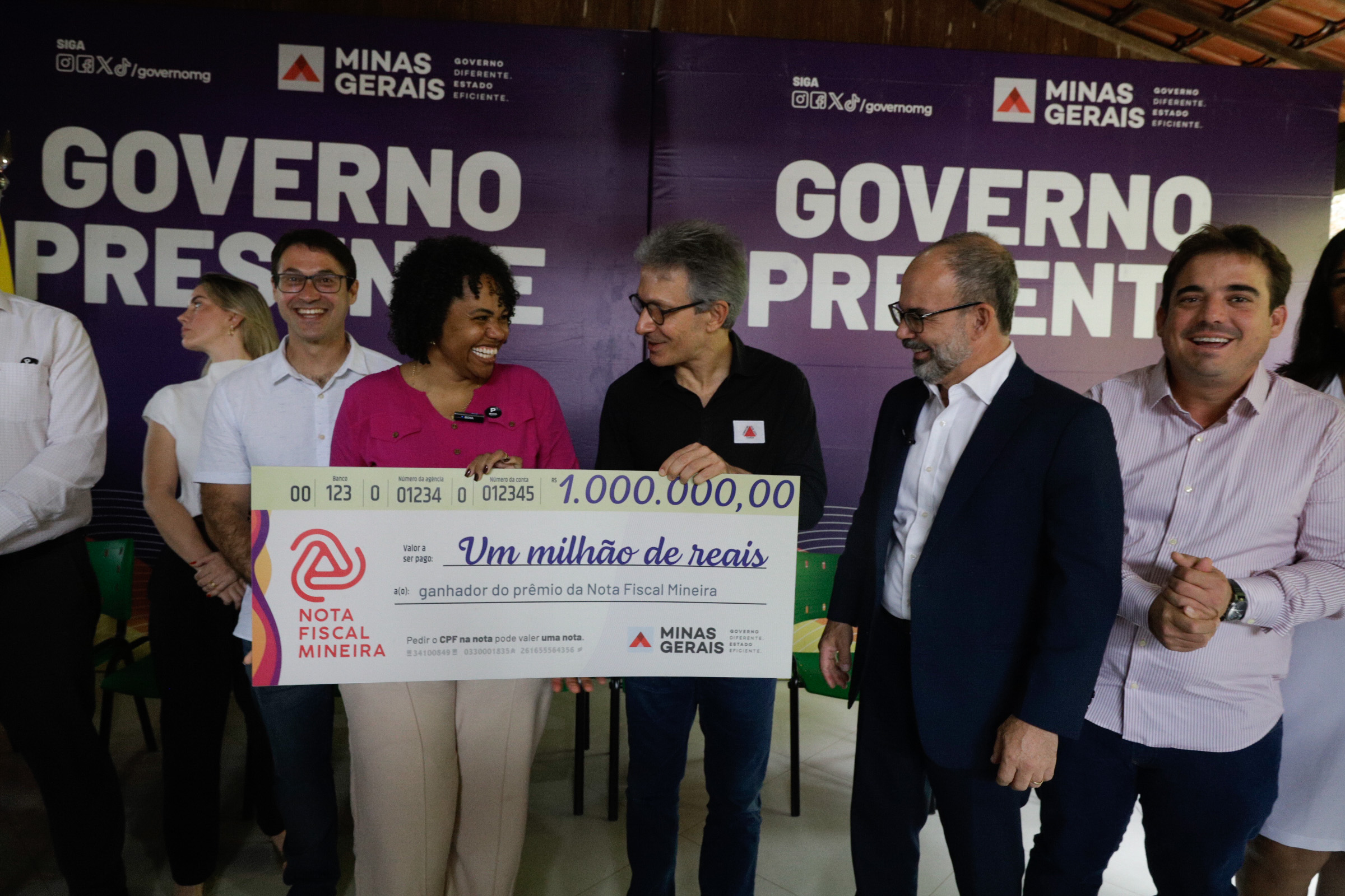 Ponte Nova: Zema entrega cheque de R$ 1 milhão para ganhadora do Nota Fiscal Mineira