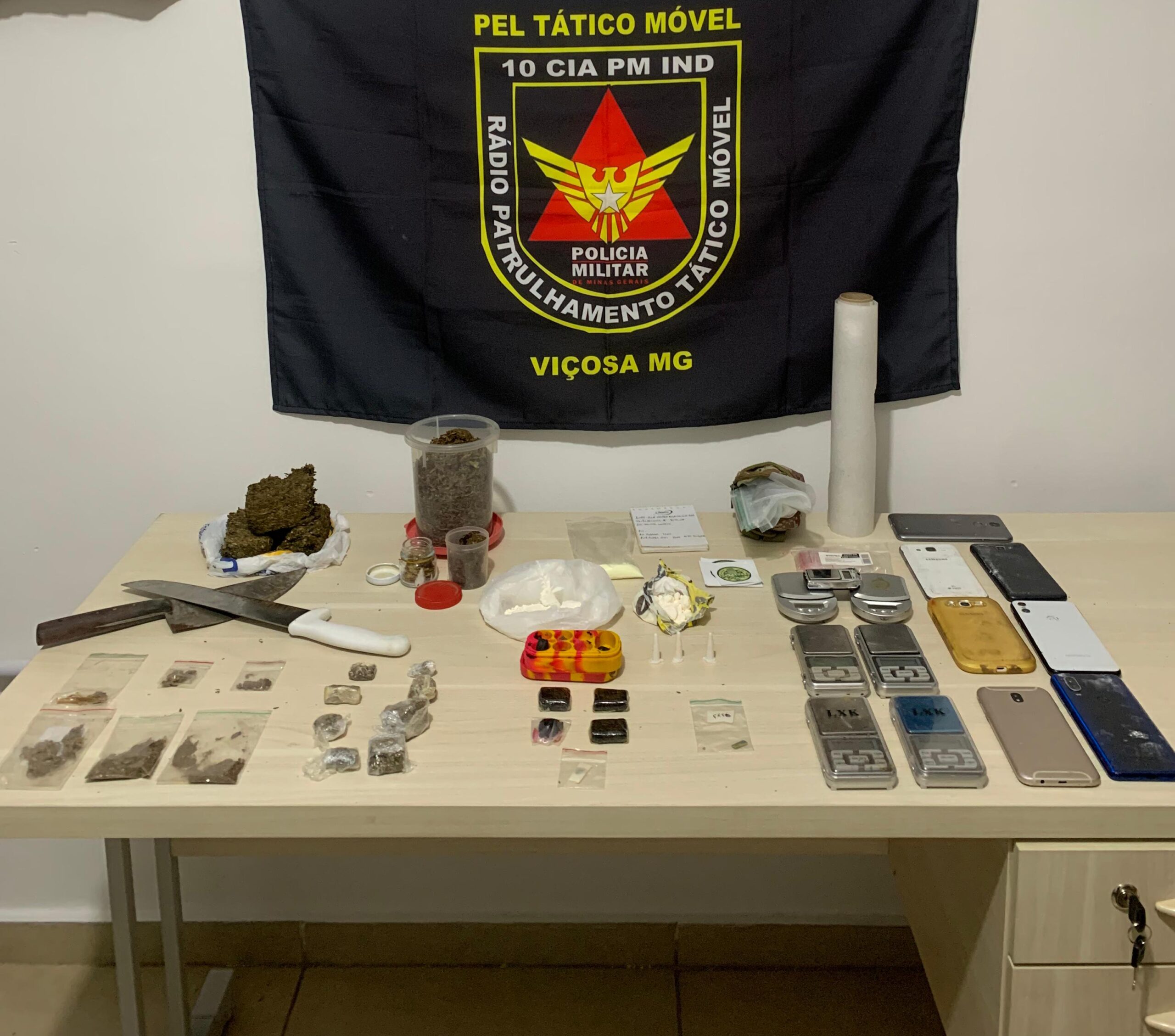Polícia Militar prende suspeito e apreende drogas e materiais ilícitos em Viçosa