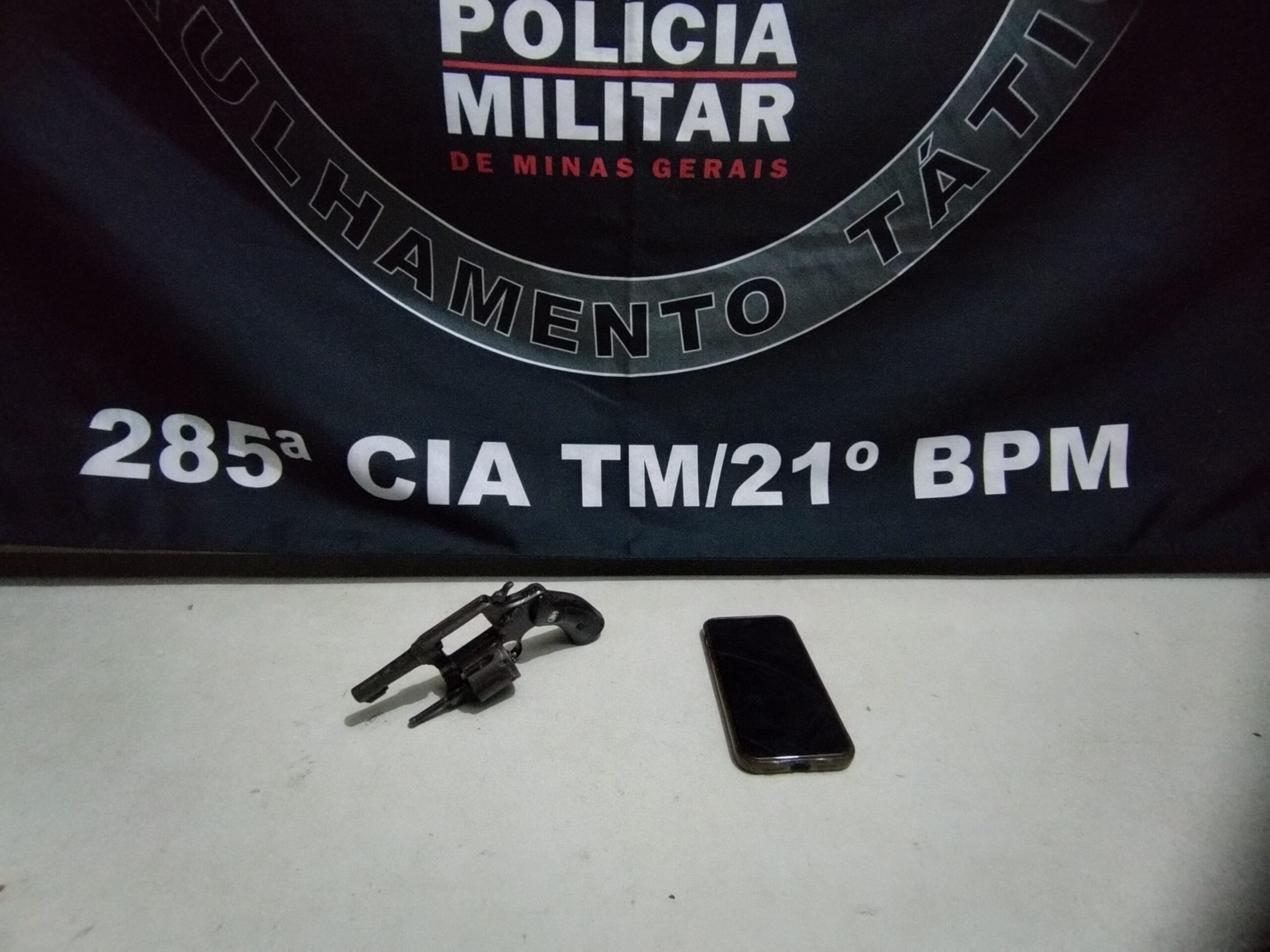 Menor é apreendido com arma após denúncias anônimas em Ubá