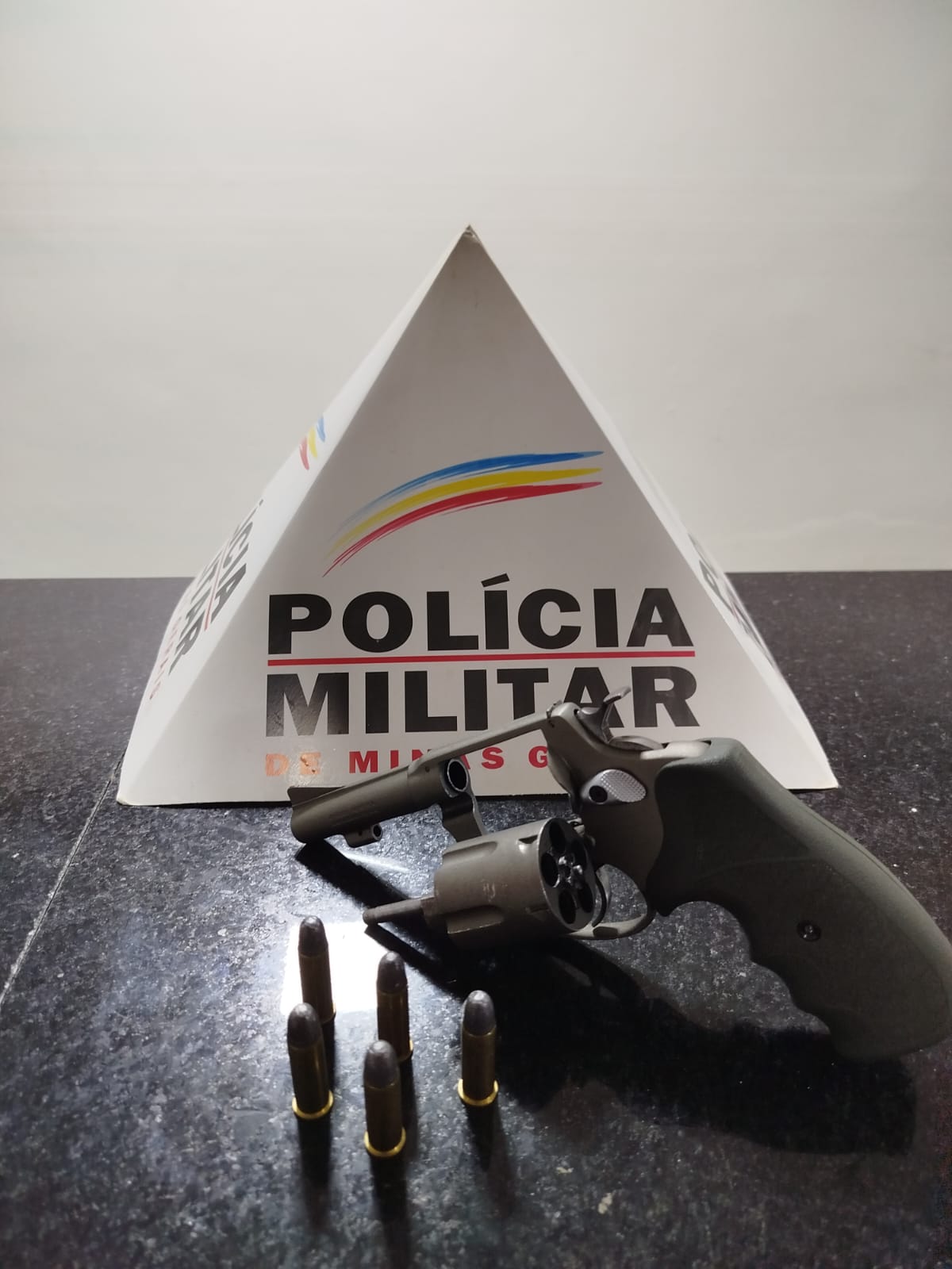 Homem é preso por porte ilegal de arma de fogo em Ponte Nova