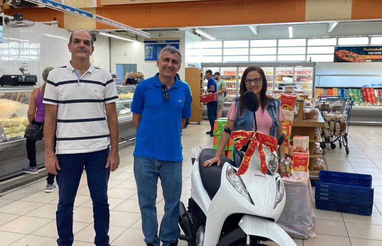 Cliente do Amantino é sorteada em promoção natalina da Casa do Empresário de Viçosa