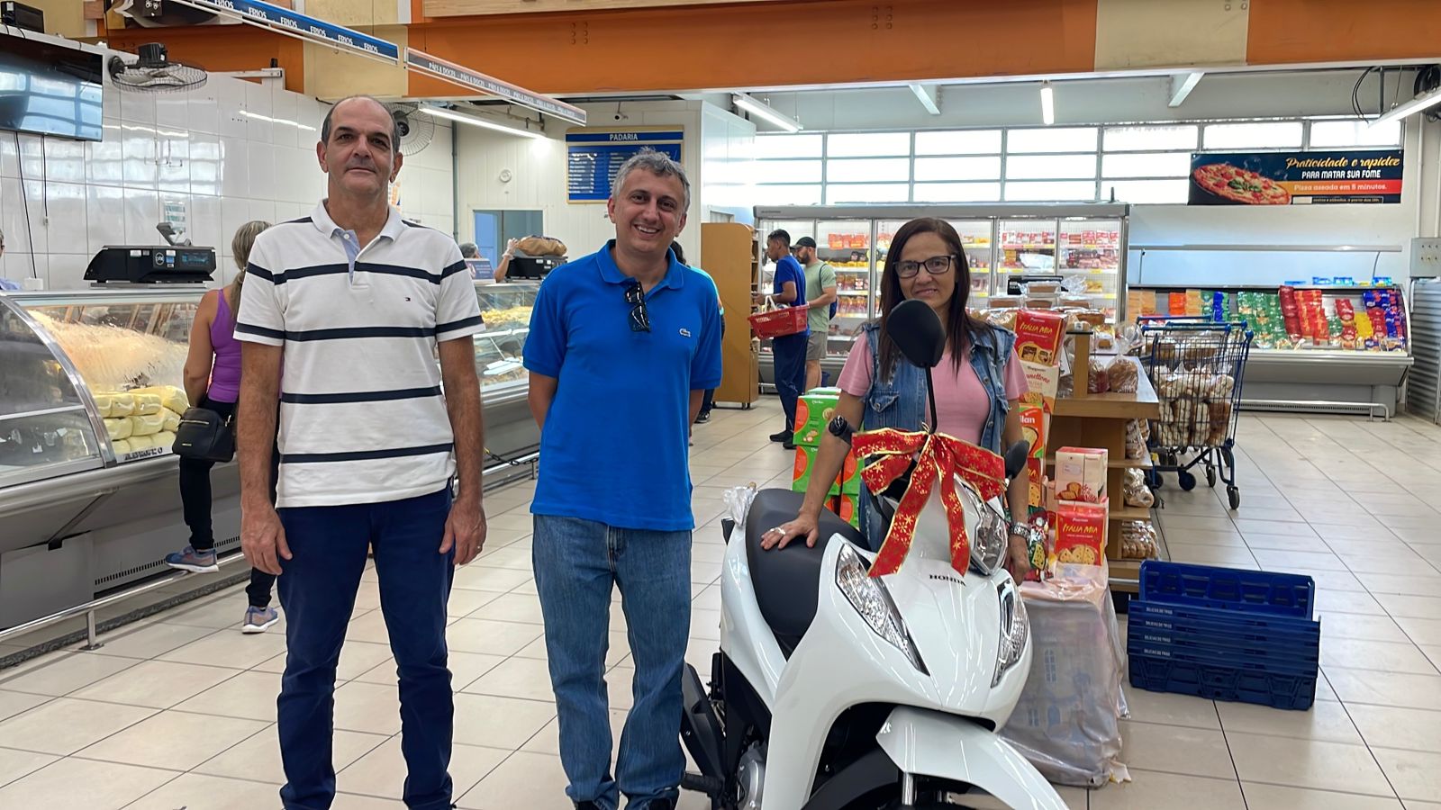 Cliente do Amantino é sorteada em promoção natalina da Casa do Empresário de Viçosa