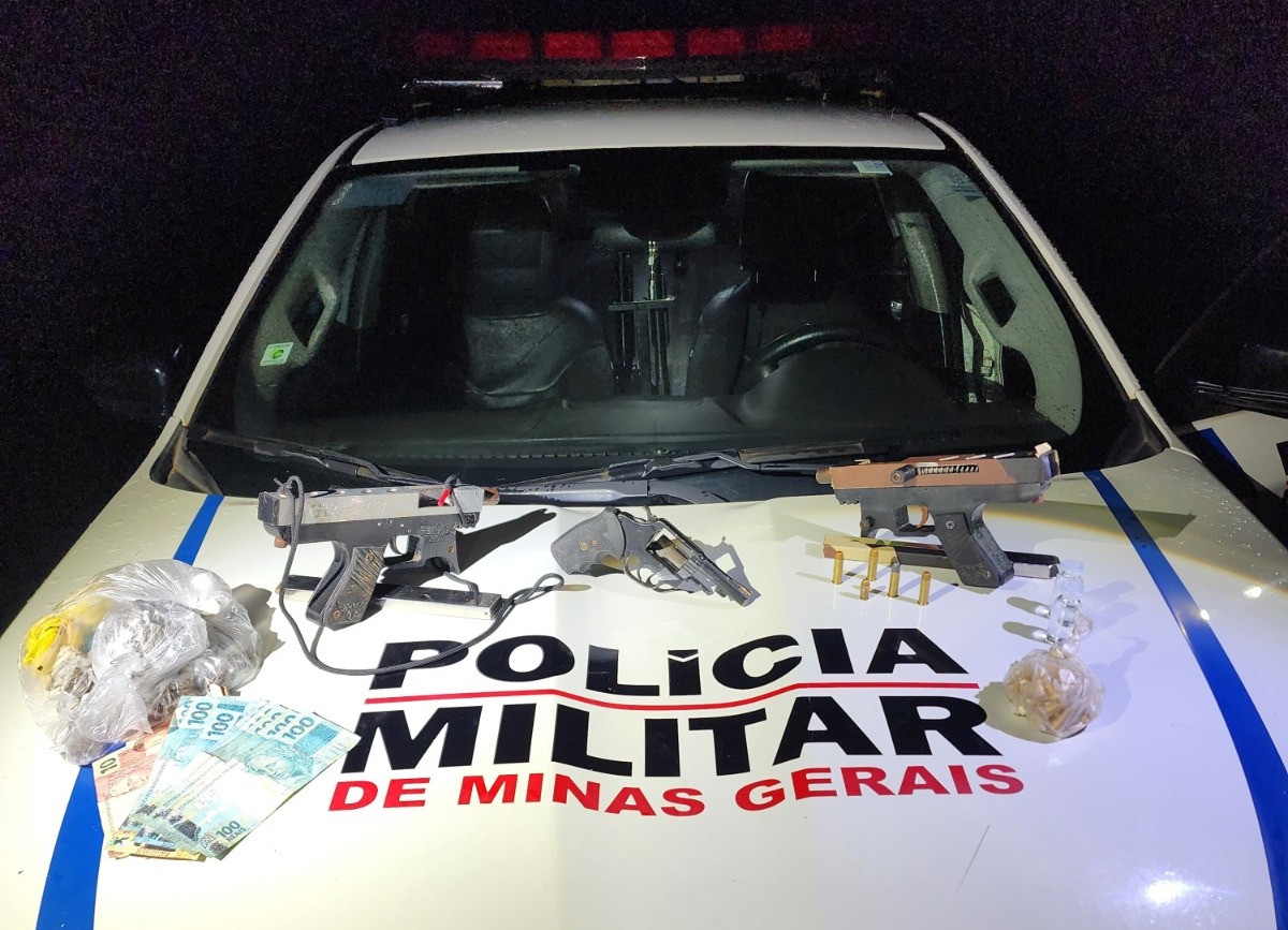 Polícia Militar apreende armas e drogas em operação contra facção criminosa em Ubá