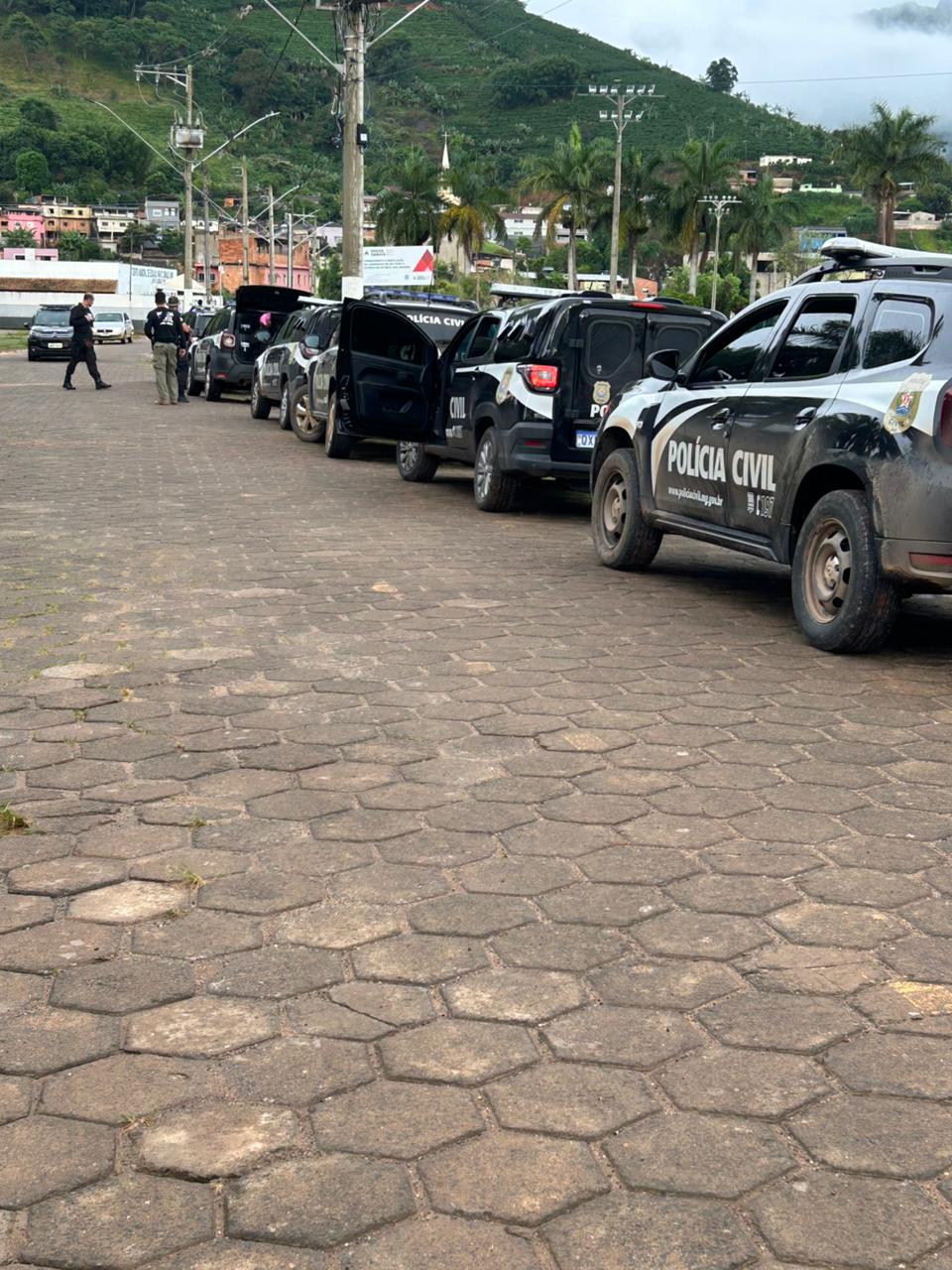 Polícia Civil prende 6 adultos e apreende 6 menores por tráfico e homicídios na região