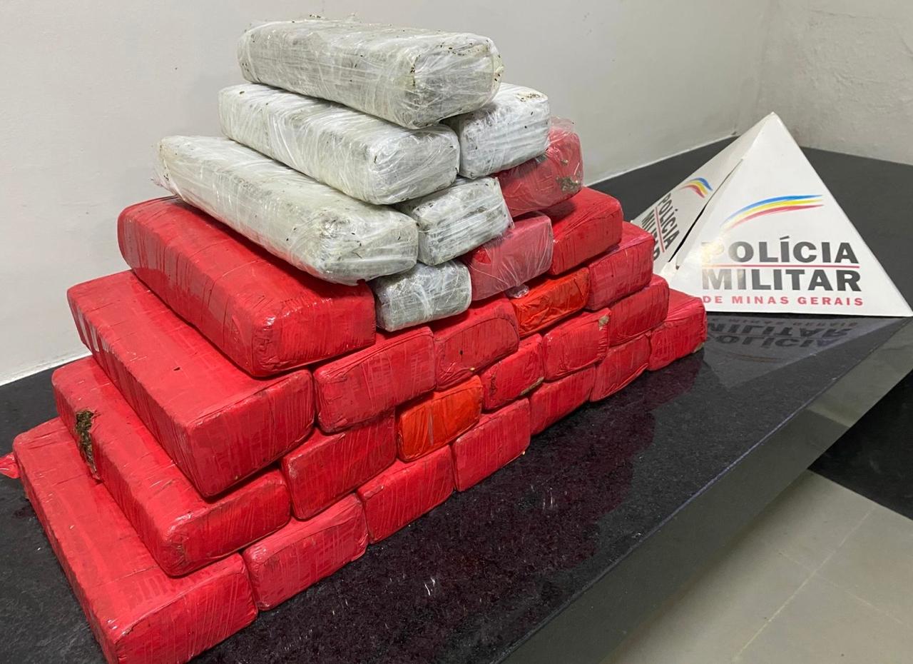 Polícia Militar apreende 28 barras de maconha em Ponte Nova