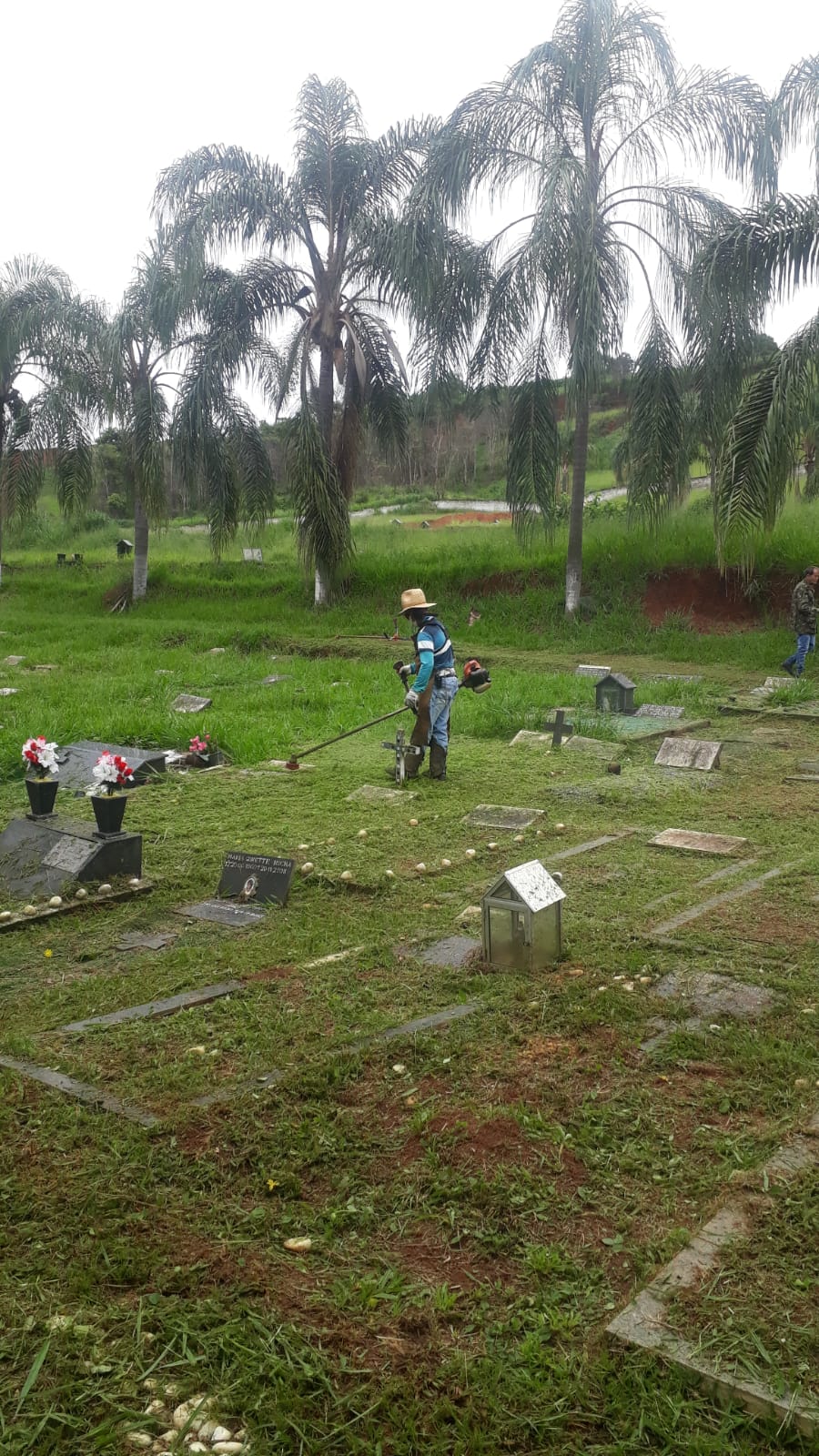 Prefeitura de Viçosa inicia limpeza no Cemitério Colina da Saudade