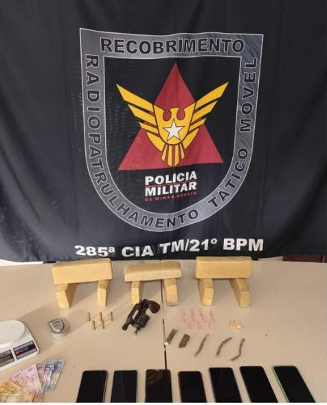 Operação policial em Ubá resulta em prisões e apreensão de drogas e arma