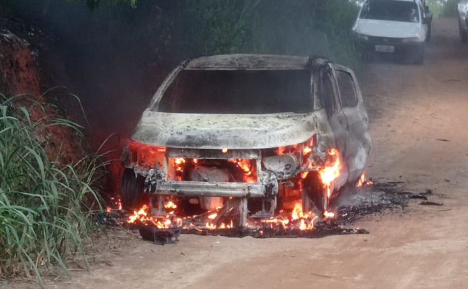 homem é baleado e tem o veículo incendiado após assalto em Ubá