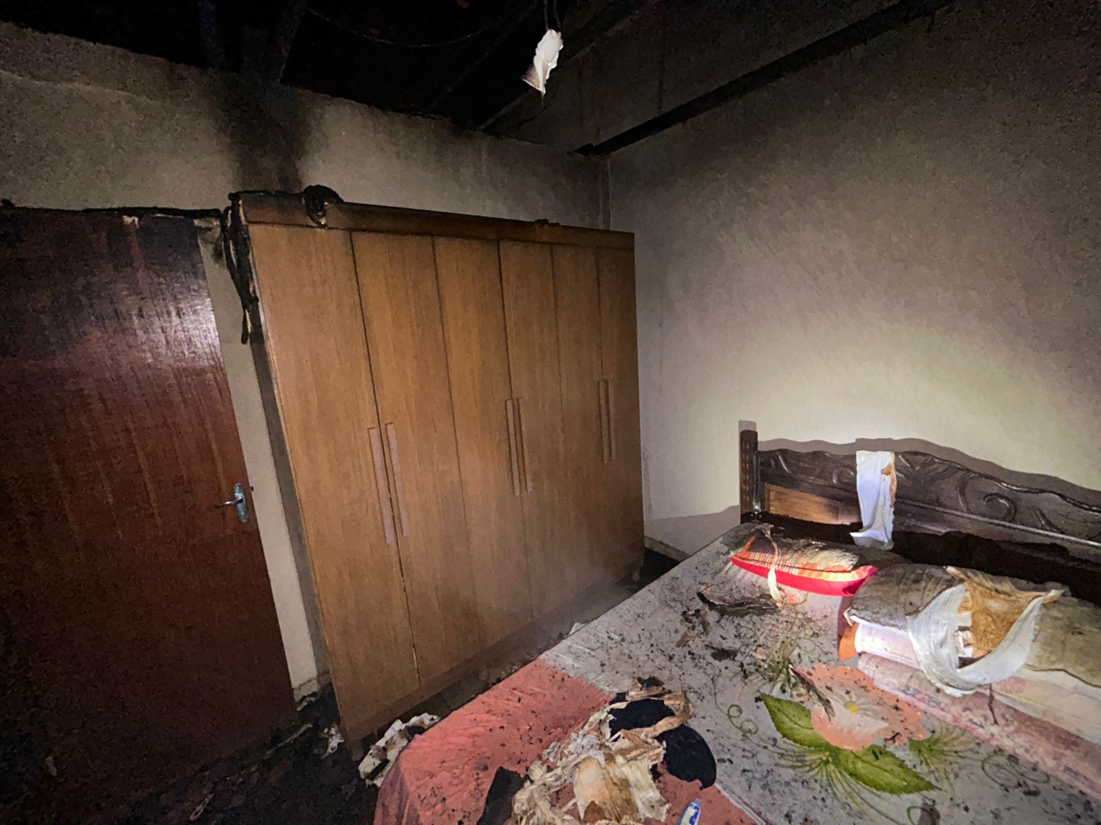 Incêndio destrói casa em Teixeiras e polícia investiga possível crime