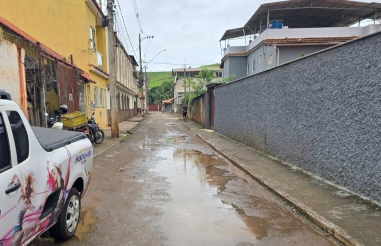 Moradores de São José do Triunfo, em Viçosa, sofrem com água empossada na rua