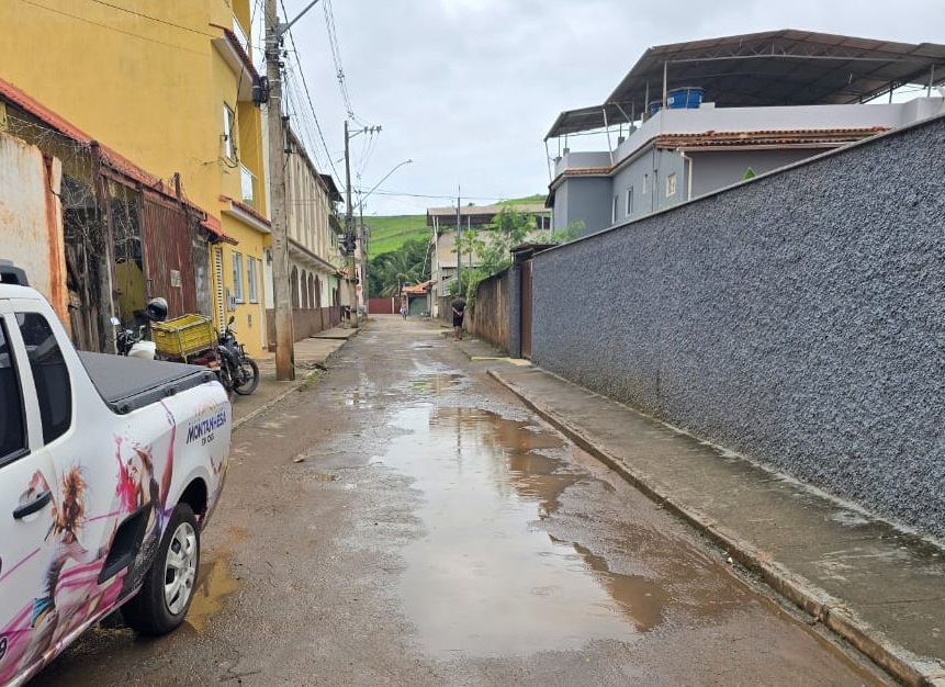 Moradores de São José do Triunfo, em Viçosa, sofrem com água empossada na rua