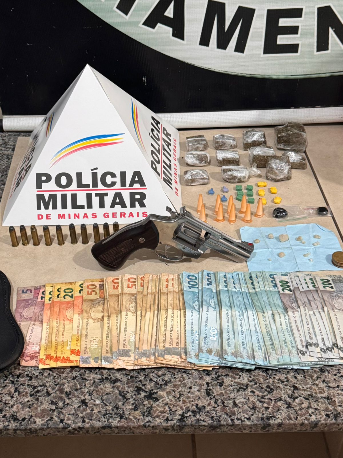 Homem é preso com arma, drogas e grande quantia em dinheiro em Viçosa