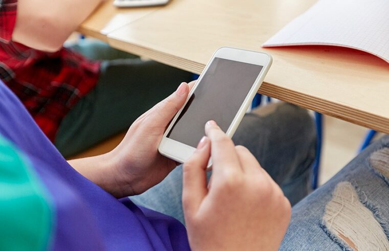 Escolas da educação básica iniciam ano letivo com proibição de celular