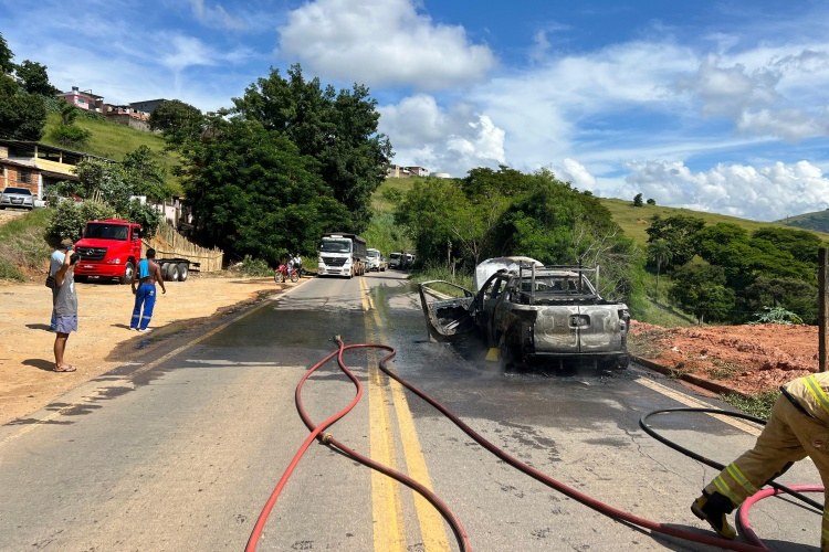 Caminhonete pega fogo na BR-356, próximo a Muriaé