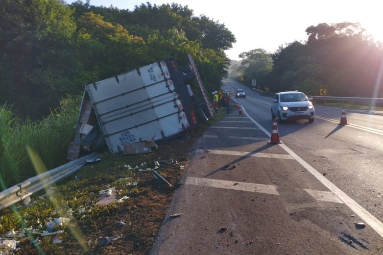 Carreta tomba na BR-116 em Leopoldina e motorista morre com o impacto