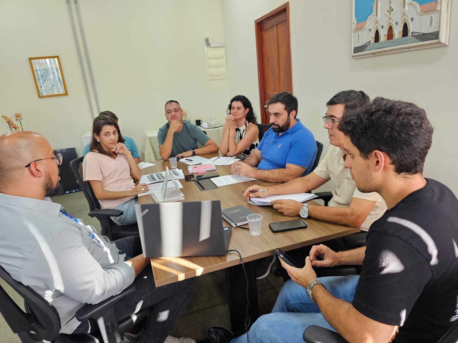 Prefeito e secretários se reúnem para otimizar serviços hospitalares em Viçosa