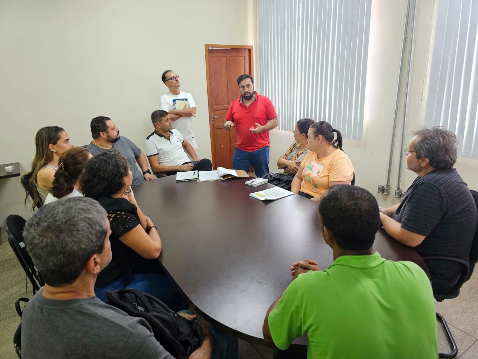 Viçosa: Prefeito discute revisão do plano de cargos e salários com servidores da Saúde