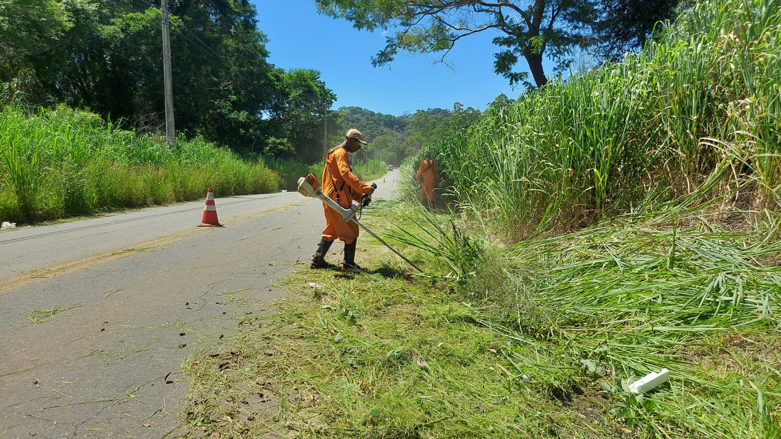 Prefeitura de Viçosa e SAAE intensificam ações de capina mecanizada em diversas regiões da cidade