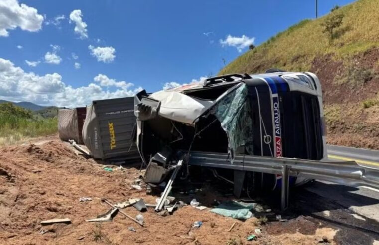 Carreta carregada de café tomba na BR-116 em Muriaé