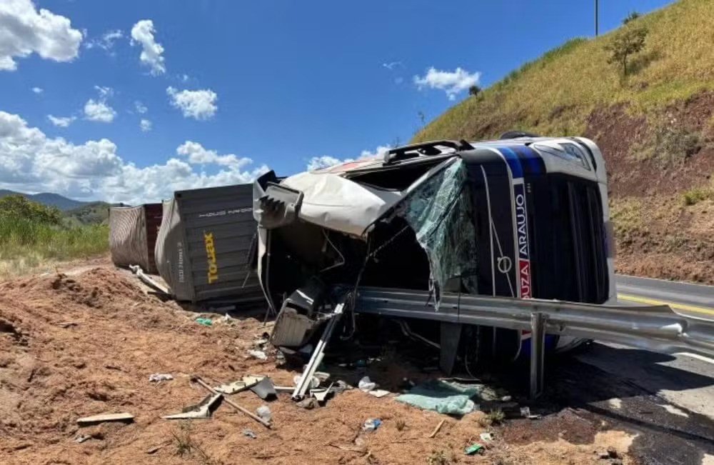 Carreta carregada de café tomba na BR-116 em Muriaé