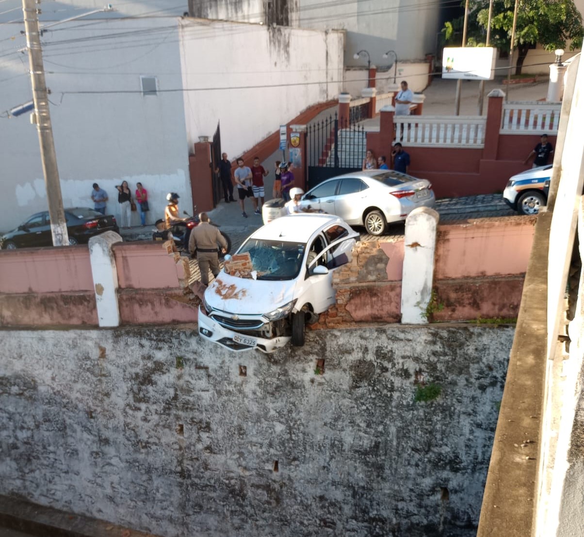 Carro sem freios atinge muro de escola na Zona da Mata