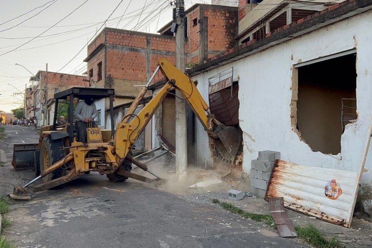 “Bunker” de tráfico de drogas é destruído pela Polícia Civil, em Muriaé