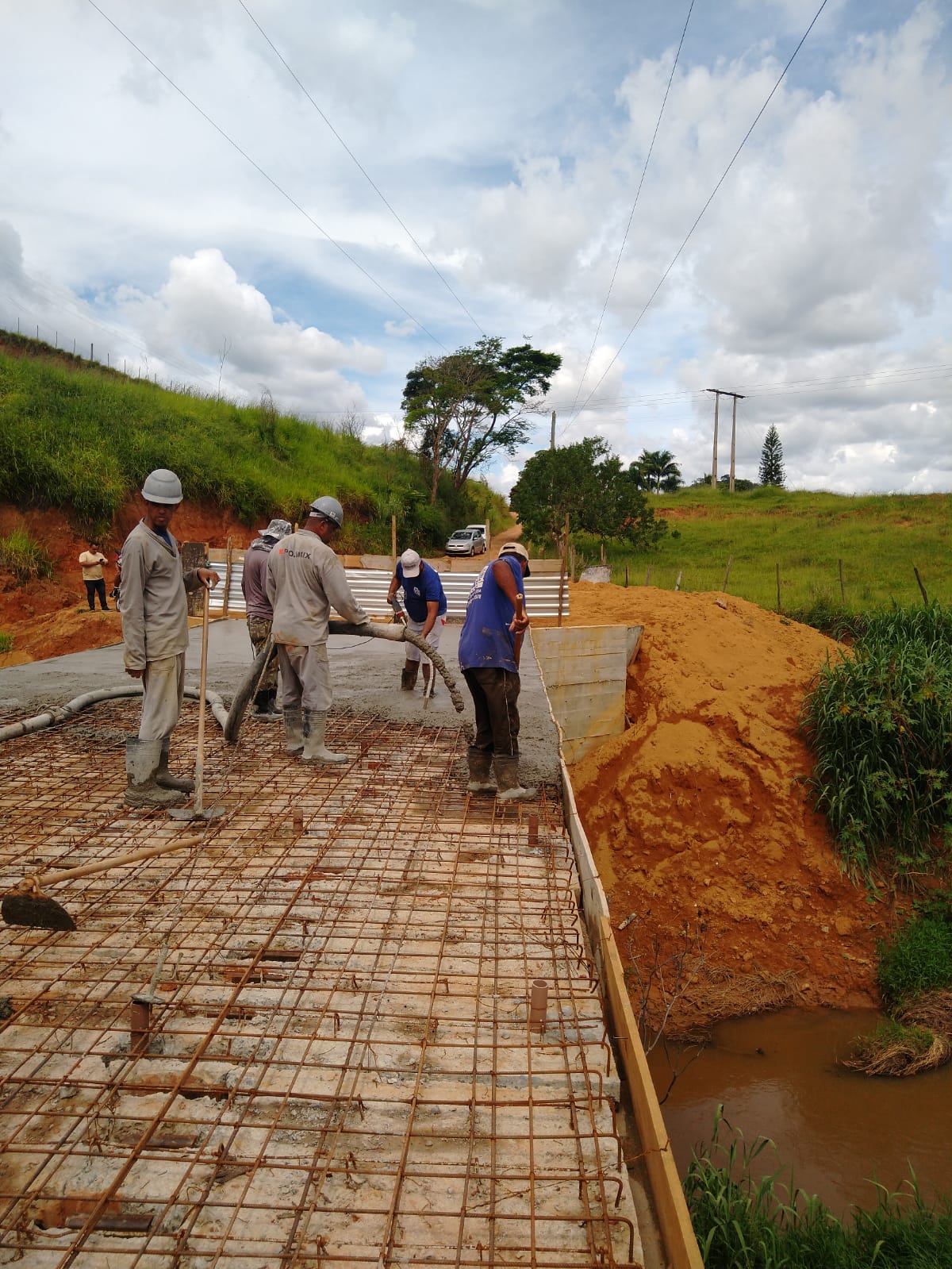 Prefeitura de Viçosa conclui concretagem da laje da ponte do Fundão