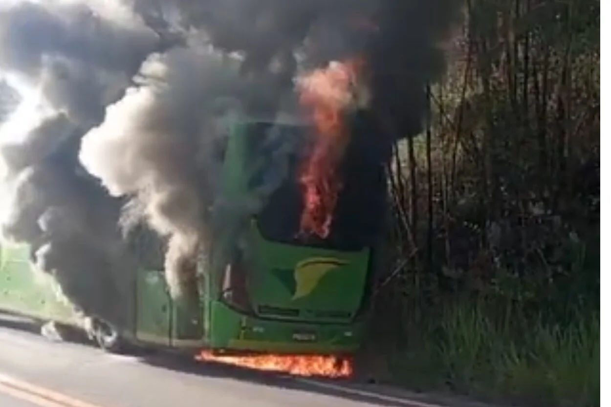 Ônibus da viação Pássaro Verde pega fogo em Mariana