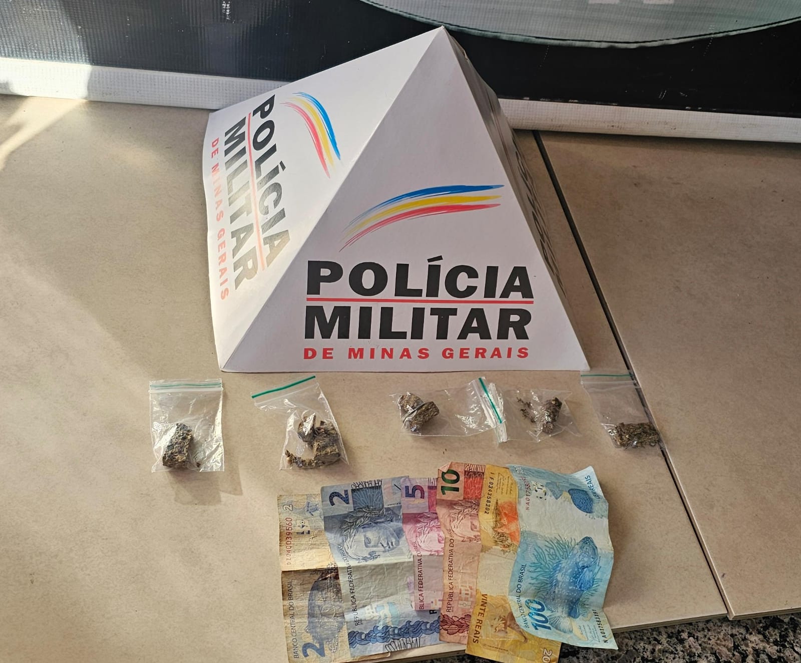 Foragido da justiça é preso com drogas em evento de pré-Carnaval, em Viçosa