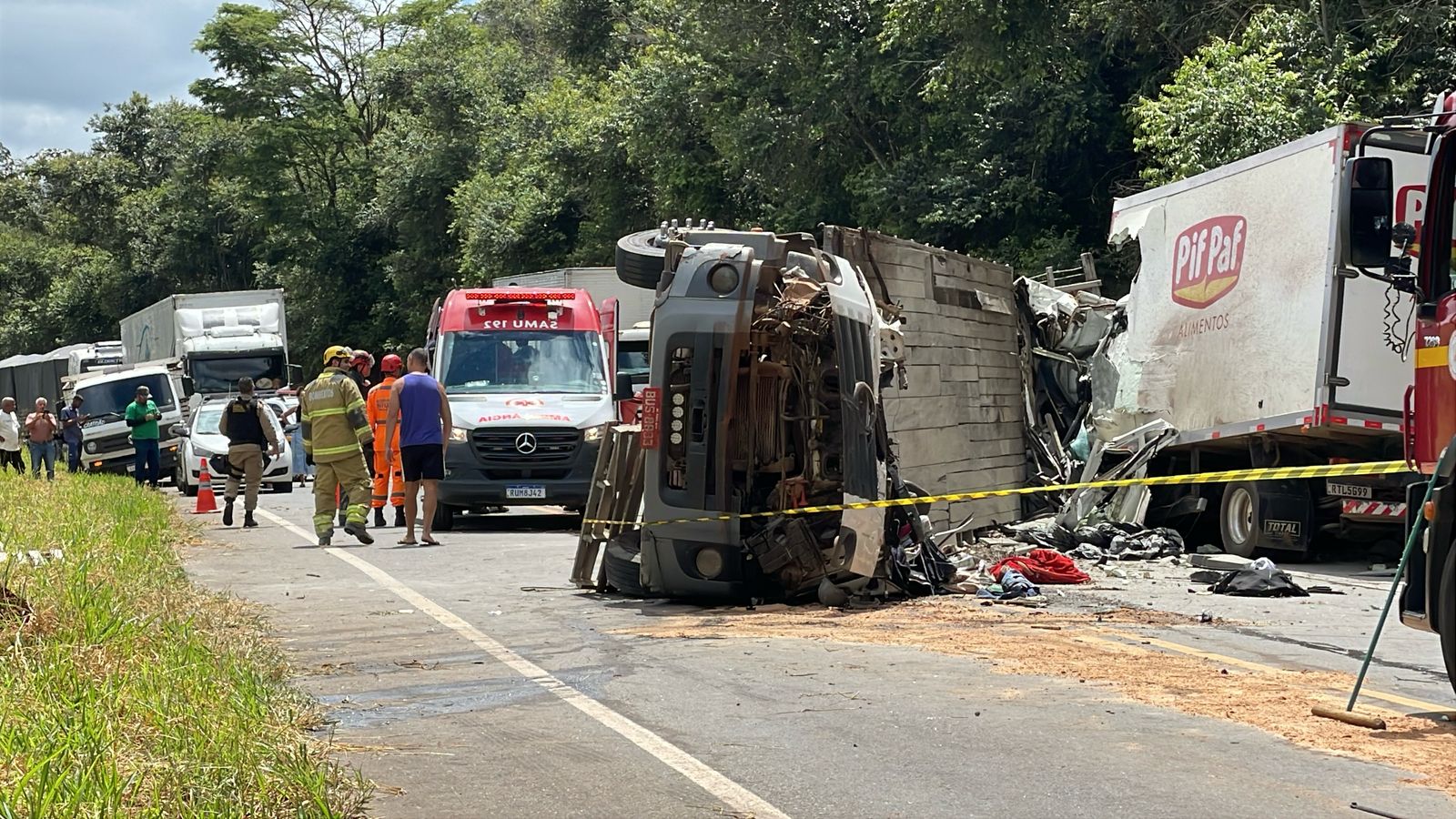 Dois caminhões colidem frontalmente na estrada Viçosa x Ponte Nova
