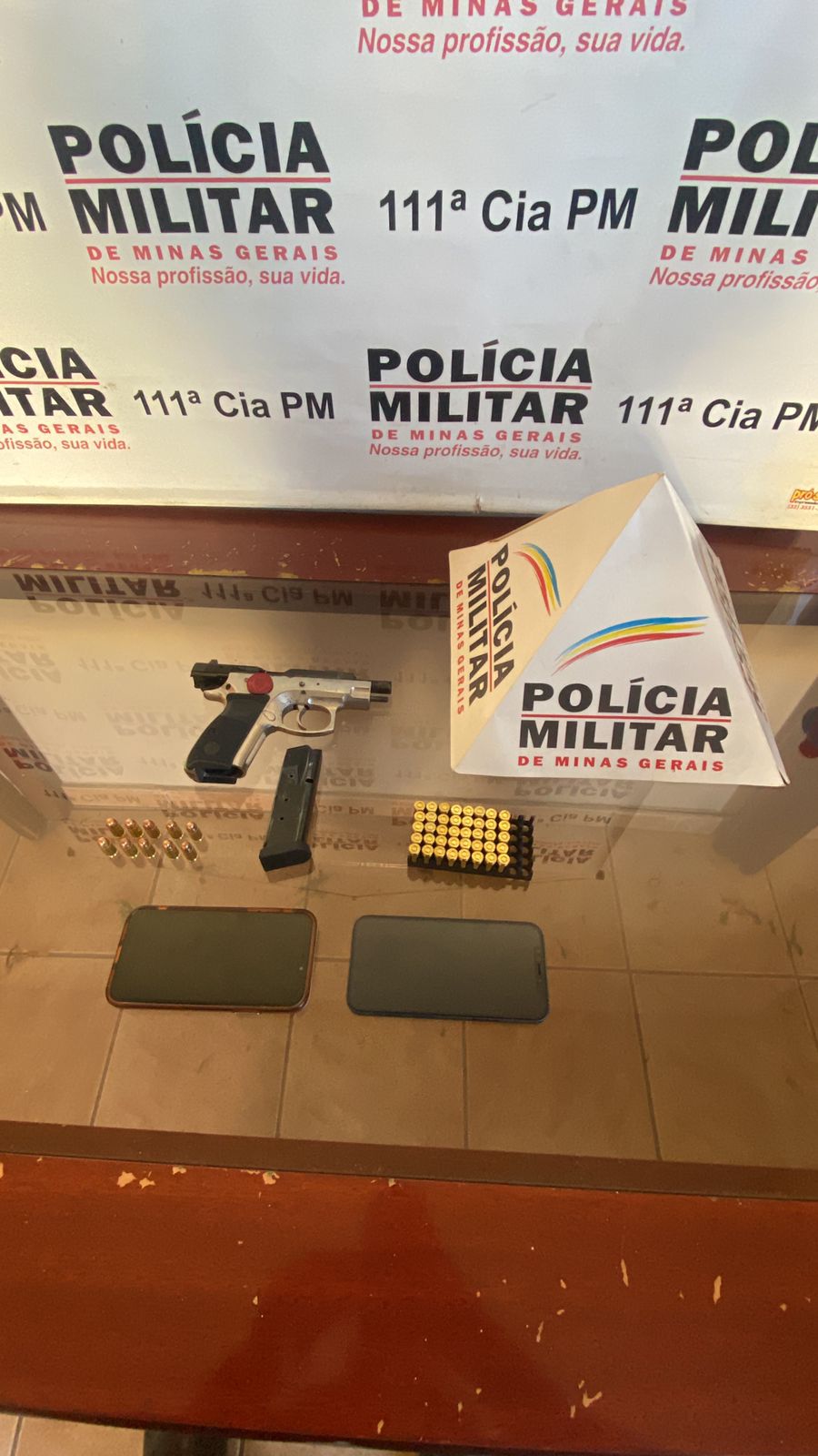 Polícia Militar prende foragido e apreende arma e munições em Visconde do Rio Branco