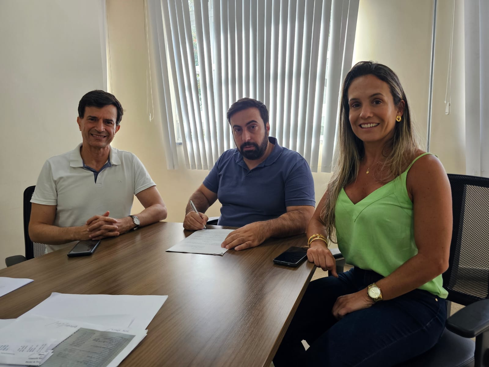 Prefeito Ângelo Chequer assina decreto que simplifica processos e impulsiona a economia em Viçosa