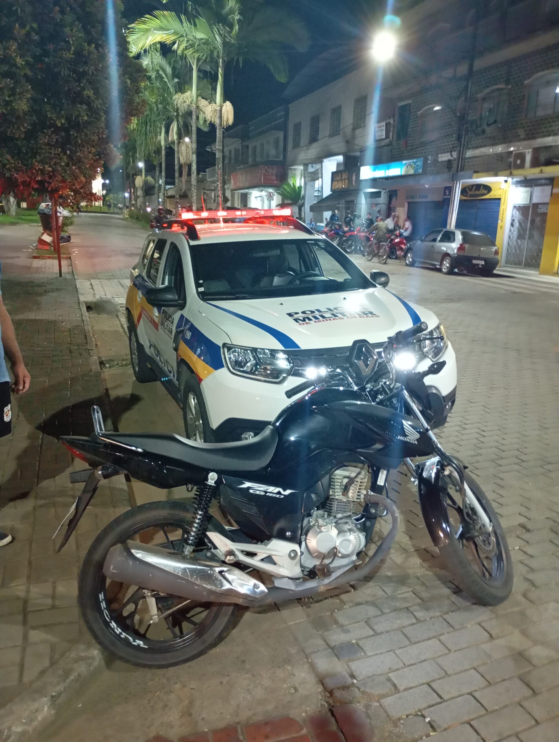 Operação da PM apreende droga e remove motocicleta em Ervália
