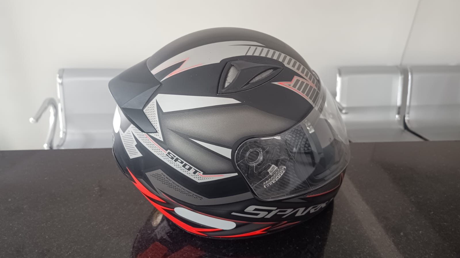 Homem é preso por receptação de capacete furtado em Ponte Nova