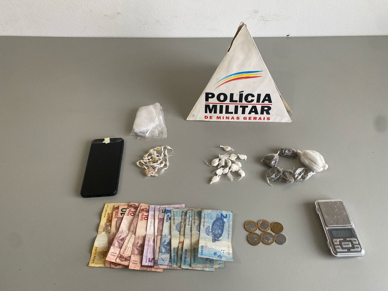 Polícia Militar desarticula ponto de tráfico de drogas em Teixeiras