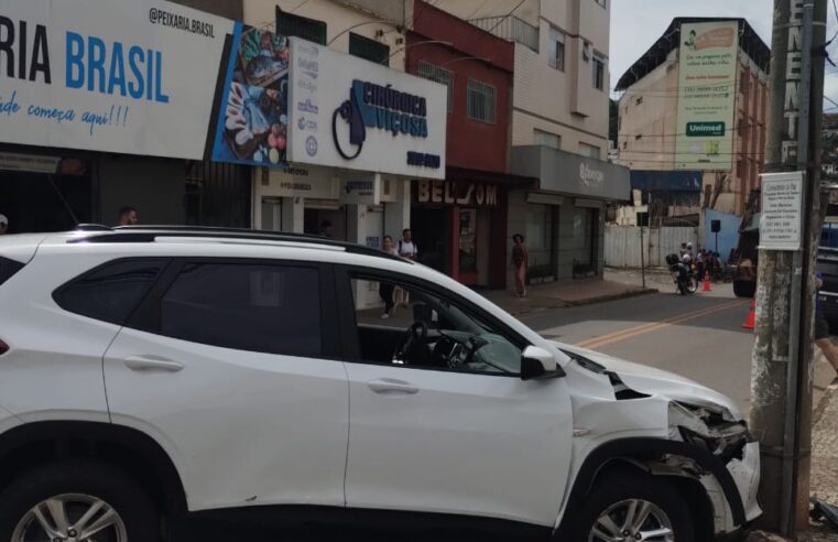 Homem perde o controle do carro e bate em poste em frente ao Hospital São Sebastião