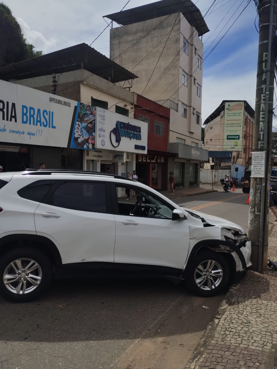 Homem perde o controle do carro e bate em poste em frente ao Hospital São Sebastião