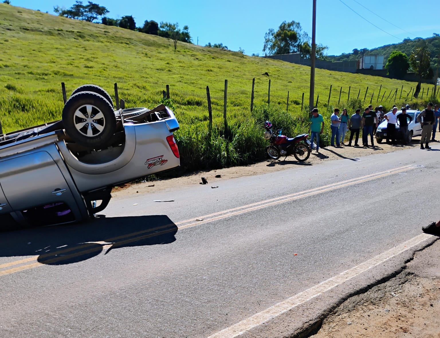 Colisão entre carro e moto na MGC-482 deixa três feridos em Viçosa