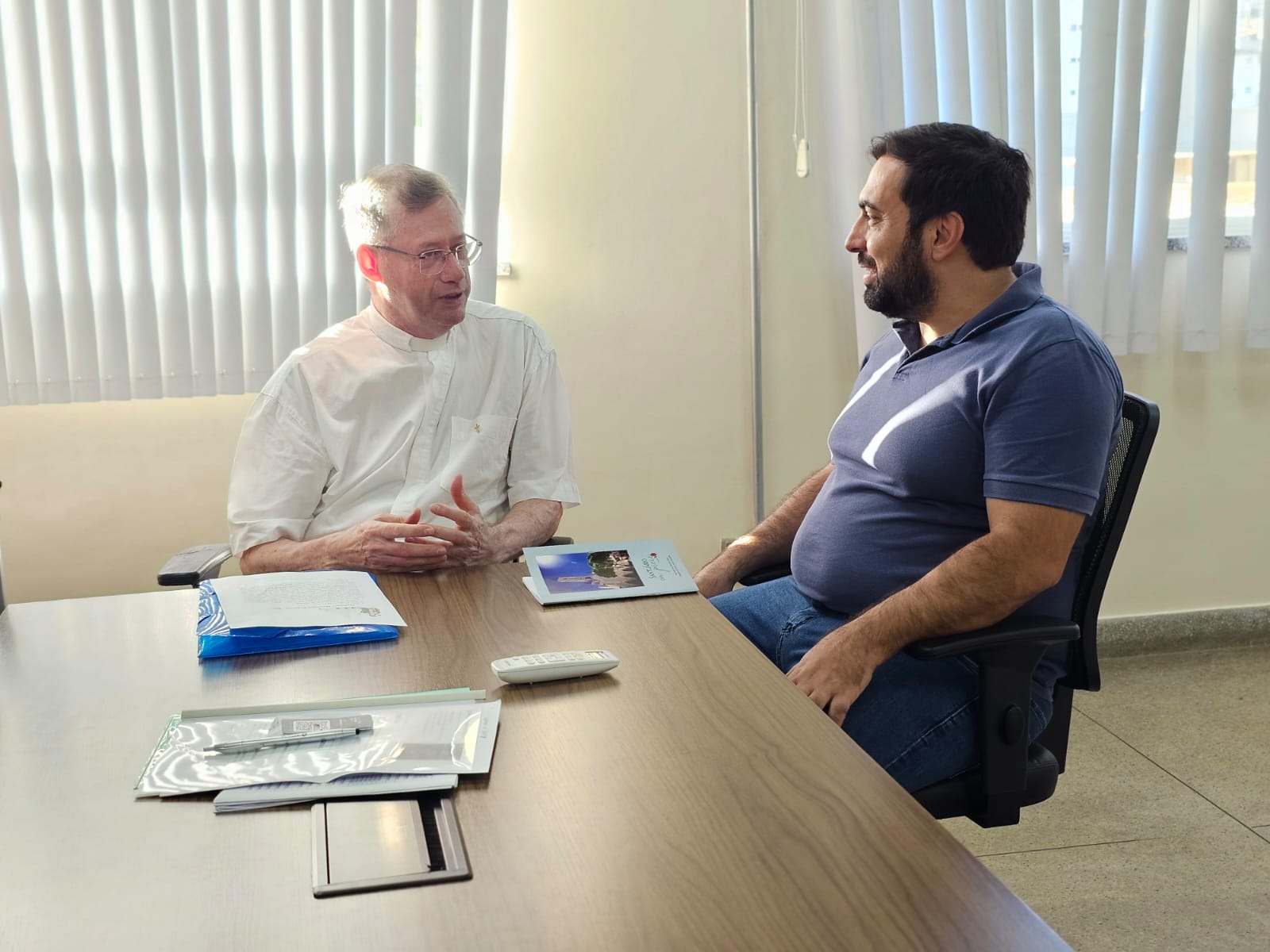 Prefeito Ângelo Chequer recebe visita do Padre Paulo Dionê