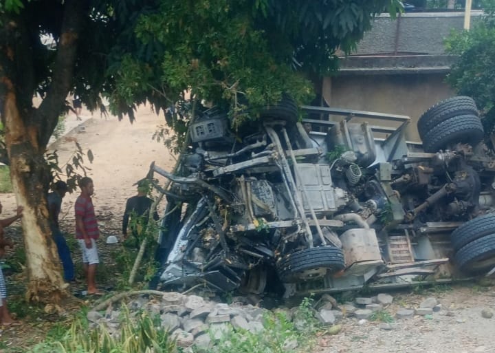 Caminhão sem freios destrói muro de casa em Ubá